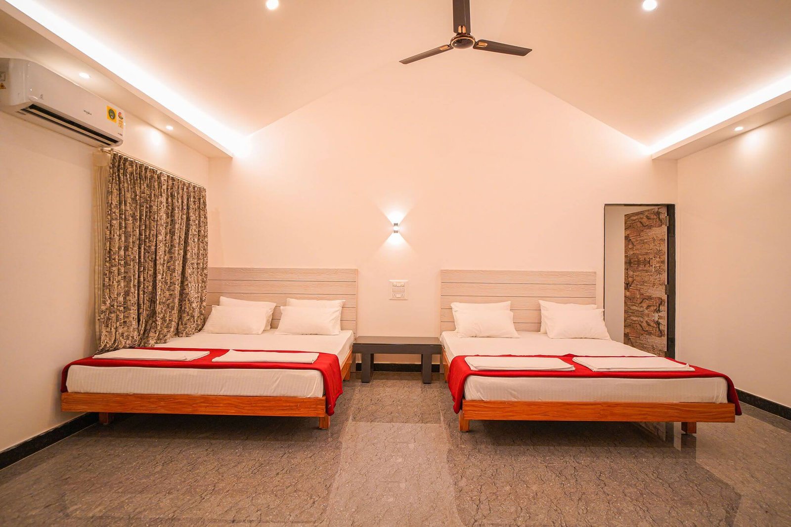 kings-resort-inner-view